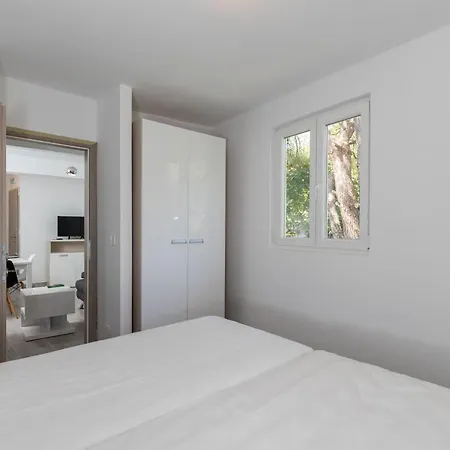 Batala Garden - One Bedroom With Patio And Garden View Apartman *